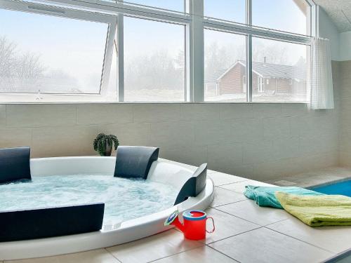 齐斯维勒莱厄16 person holiday home in Tisvildeleje的设有一个浴缸的大窗户