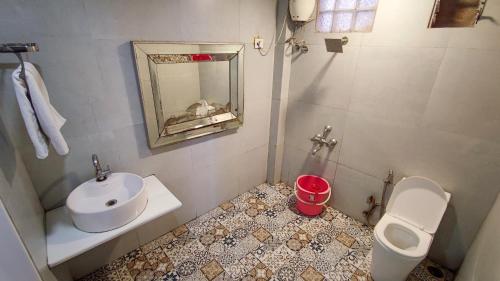 孟买Villa 408-Dr Wade in Royal Palms Mumbai的一间带水槽和卫生间的浴室