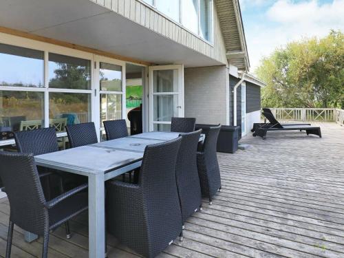 法贾德嘉德8 person holiday home in Ulfborg的露台设有桌椅
