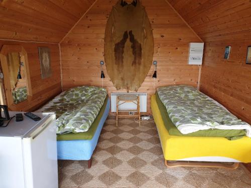 TappernøjeSunrise的小木屋内带两张床的房间