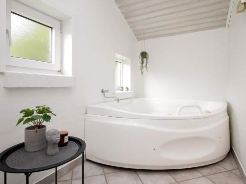 瓦伊厄斯斯特兰德8 person holiday home in Vejers Strand的浴室配有白色浴缸和水槽