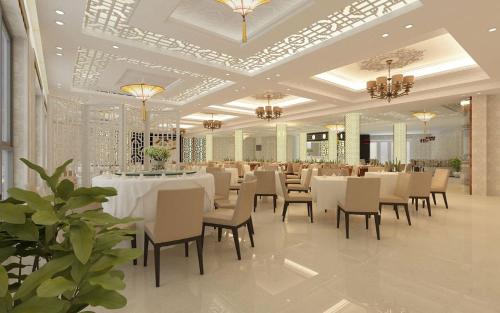 胡志明市同庆酒店的宴会厅配有白色的桌椅和吊灯
