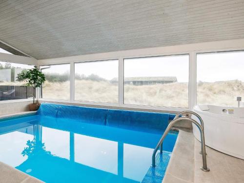 格隆霍12 person holiday home in L kken的一座大型游泳池,配有浴缸和浴缸