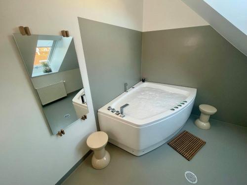 奥尔堡Mortens Kro Boutique Hotel的客房内设有带大浴缸的浴室