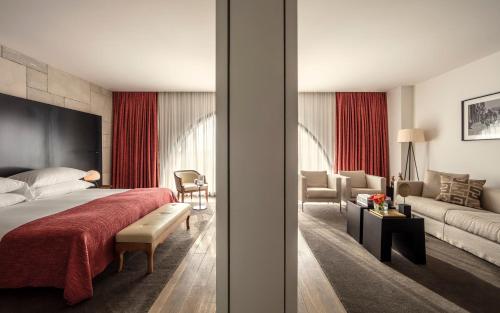 耶路撒冷Mamilla Hotel的一间卧室设有一张床和一间客厅。