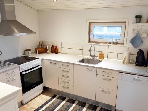 6 person holiday home in Juelsminde的厨房或小厨房