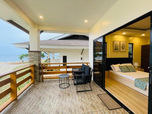 锡基霍尔FIG Sunset View Resort的别墅内一间卧室,配有一张床和一个阳台
