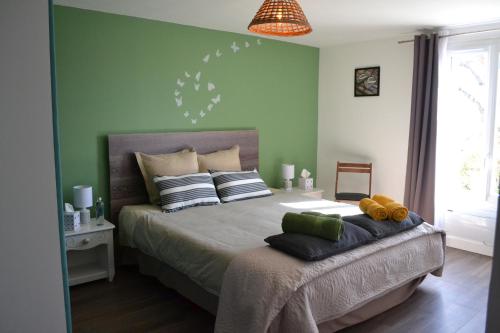 福卡尔基耶Gite Fratellu的一间卧室设有一张带绿色墙壁的大床