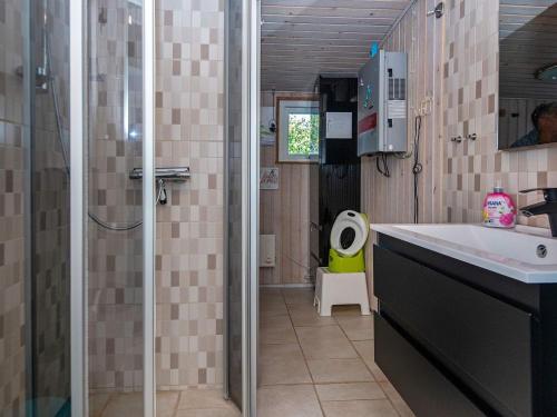 布罗艾厄Holiday home Broager V的带淋浴、盥洗盆和卫生间的浴室