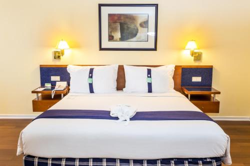 里斯本Holiday Inn Lisbon, an IHG Hotel的一张大床,位于酒店带两盏灯的房间