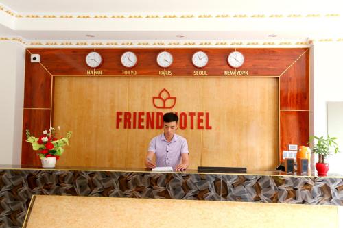 河江Friend Hotel Hà Giang的站在消防局前台的人