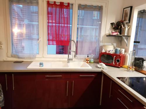 迪耶普sur ile du pollet的厨房配有水槽和红色微波炉