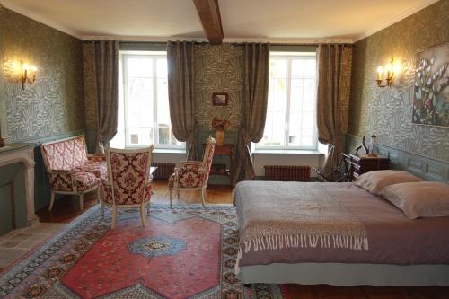 瓦洛尼马诺尔德萨维尼酒店的一间卧室配有一张床、椅子和窗户。
