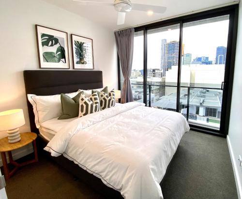 Luxury Southbank Apartment with pool Brisbane CBD Hosted by Homestayz客房内的一张或多张床位