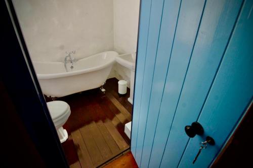 贝尔法斯特Victoria Titanic 1912 cottage的带浴缸、卫生间和盥洗盆的浴室
