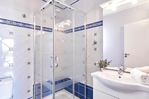伊维萨镇THE LOVELY VILLA IBIZA的带淋浴和盥洗盆的白色浴室