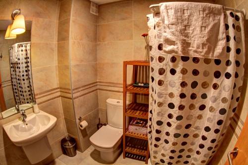 莱斯普卢加德夫兰科利卡拉伯乐塔公寓式酒店的浴室配有卫生间、盥洗盆和淋浴。