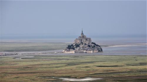 蒙特多尔Gîtes les 2 Hermines的海洋中的一座岛屿,上面有一座城堡