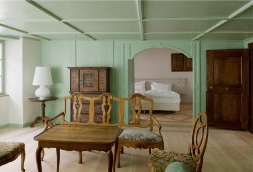 埃格利绍赫斯臣酒店的配有桌椅和床的房间