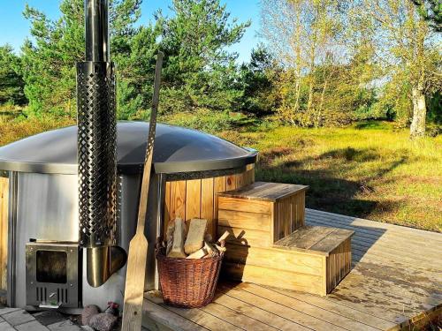 莱斯7 person holiday home in L s的木甲板上配有炉灶和烧烤架
