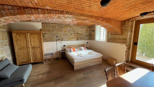 赫任斯科Penzion Pod Devítkou的卧室配有砖墙内的床铺
