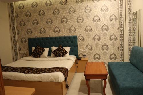 赖布尔RAJWADA RESORT & HOTEL的一间卧室配有一张床和一张沙发
