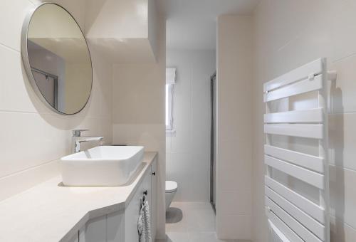 圣特罗佩LA PAUSA, Maison de ville avec Jardin centre de SAINT TROPEZ的白色的浴室设有水槽和镜子