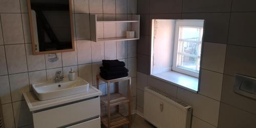 WeimarFerienwohnung/Monteurwohnung im Herzen von Ahnatal的一间带水槽和窗户的小浴室