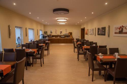 阿尔特雷莫斯巴其酒店的一个带桌椅的用餐室和一个审判室