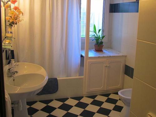 埃斯卡斯特利SANTA ANA的一间带水槽、卫生间和淋浴的浴室