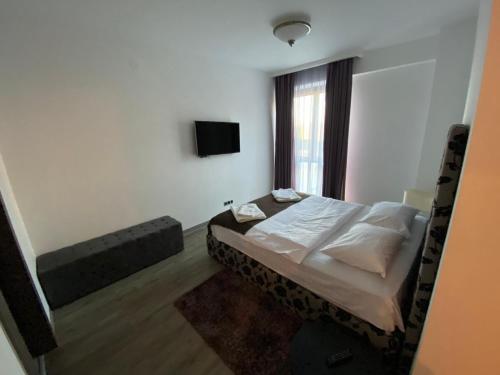 波亚纳布拉索夫SilverMountainB39的酒店客房设有床和窗户。