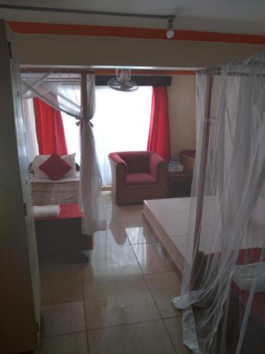 尼亚利尼亚利海景精品酒店的客房设有床、沙发和窗户。