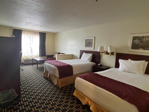 FairfieldBudgetel Inns & Suites的酒店客房设有两张床和窗户。