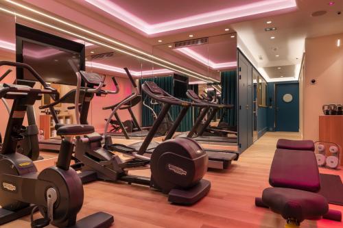 巴黎克莱贝尔维克多雨果酒店的健身中心和/或健身设施