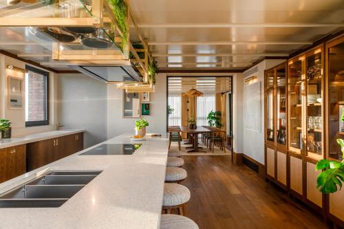 伦敦Luxury Apartments in a vibrant part of North London的厨房配有长柜台和凳子