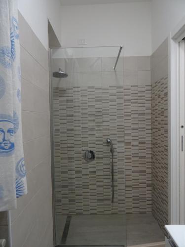 佩斯卡拉appartamento fronte mare的浴室里设有玻璃门淋浴