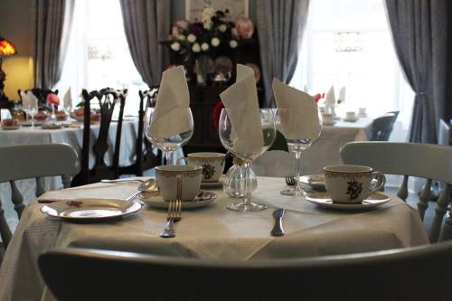 克朗梅尔芬尼斯酒店的一张桌子,上面有白色的桌布和酒杯