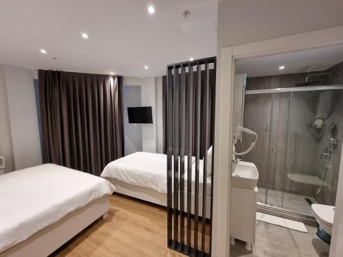 伊斯坦布尔10m2 Hotel的一间卧室配有一张床,浴室设有淋浴。