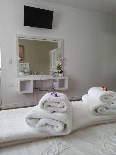 普利登堡湾Plett57 - Self Catering - Room No2的卧室配有白色毛巾。
