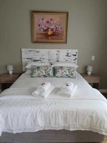 普利登堡湾Plett57 - Self Catering - Room No2的卧室配有白色床和毛巾