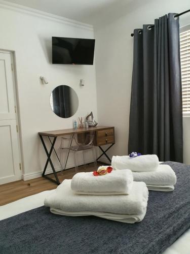 普利登堡湾Plett57 - Self Catering - Room No1的房间里的床上有两条白色毛巾