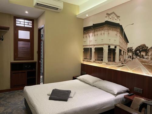 新加坡AM Hotel的一间房间,配有一张床铺,并画着一座建筑的图片