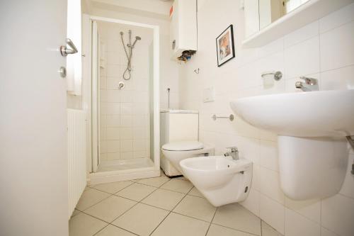 里杜德里伊斯坦西SIRENA RESIDENCE的白色的浴室设有水槽和卫生间。