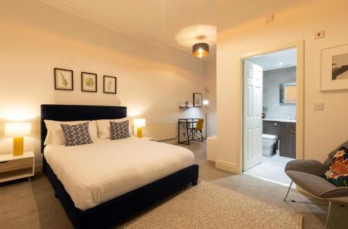 普雷斯顿Fulwood Heights Apartments的一间卧室设有一张床和一间客厅。