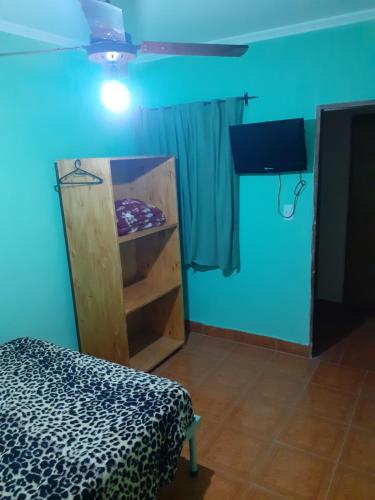 特尔马斯德里奥翁多Habitaciones Daniel的一间设有床铺和蓝色墙壁的客房