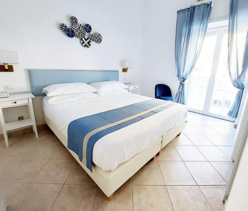 卡普里Hotel Guarracino的一间卧室设有一张大床和一个窗户。