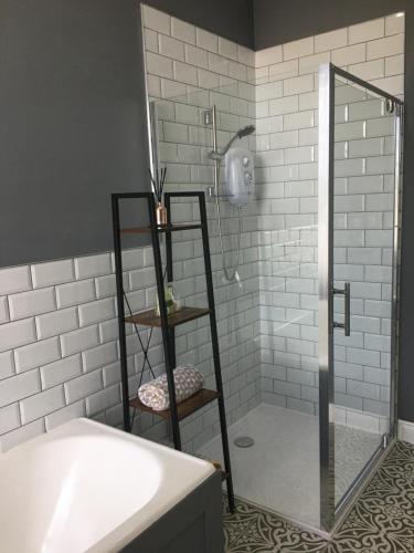 莫顿汉普斯泰德Cookshayes Country Guest House的浴室配有淋浴、水槽和淋浴喷头。