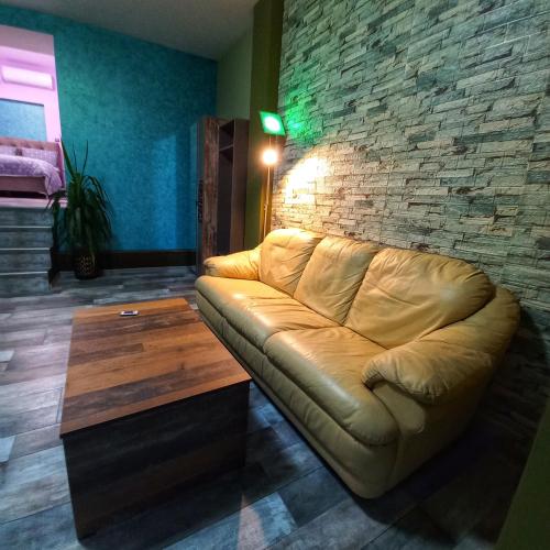 蒙塔纳Старата Лоза的带沙发和砖墙的客厅