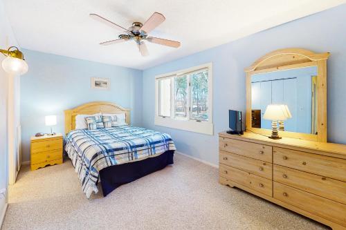 贝瑟尼滩Villas of Bethany West -- 722C Treetop的一间卧室配有一张床和吊扇
