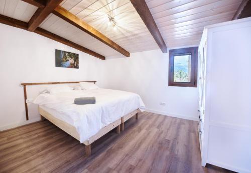 ArafoFinca Ecológica Ferrera. Alojamiento Rural.的一间卧室设有一张床和木制天花板